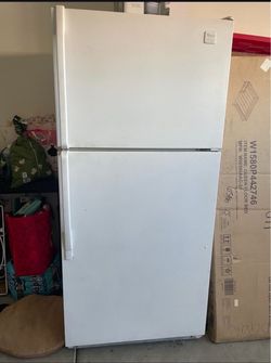 Working top freezer refrigerator