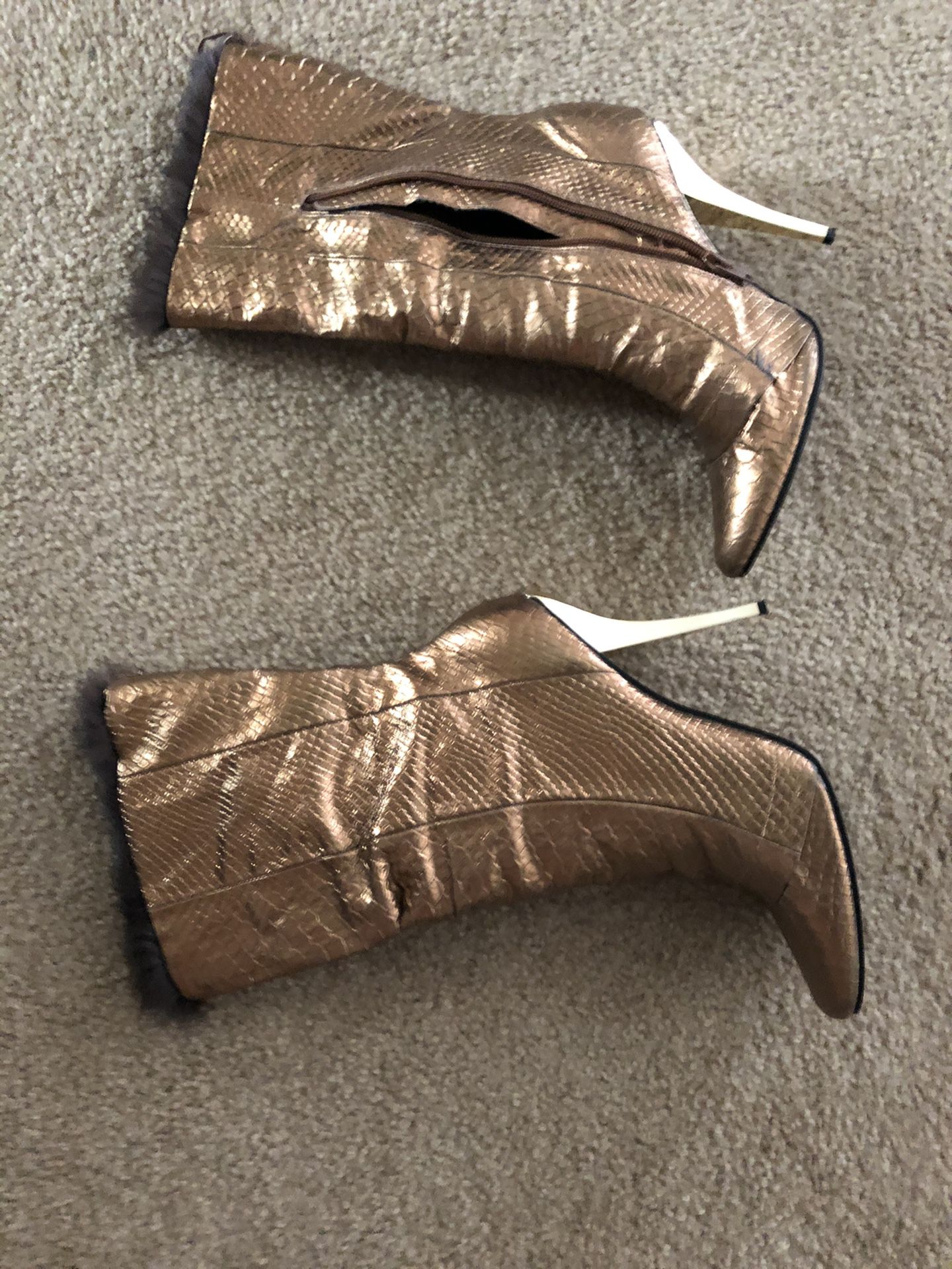 Women’s Gold Boot Size 10 With Fur Inside And Gold Heel