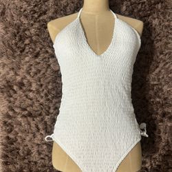 🤍☀️ Dive into summer with style! ☀️🤍