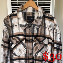 (LIKE NEW) WOMEN’S LIVE TREE PLAID BUTTON DOWN SHIRT/COAT SHACKET - SIZE: LARGE