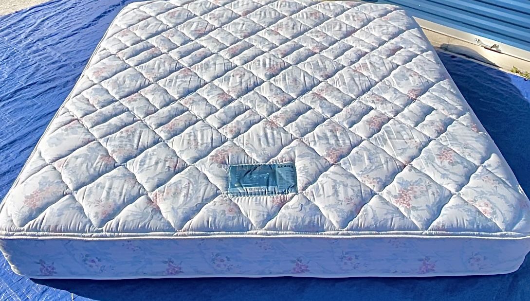 KING MATTRESS! 🚚 DELIVERY AVAILABLE🚚 Clean 🧼 COMFY
