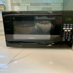 sunbeam black microwave oven .7-cu-ft, 700W Height:10 in Width:11 in