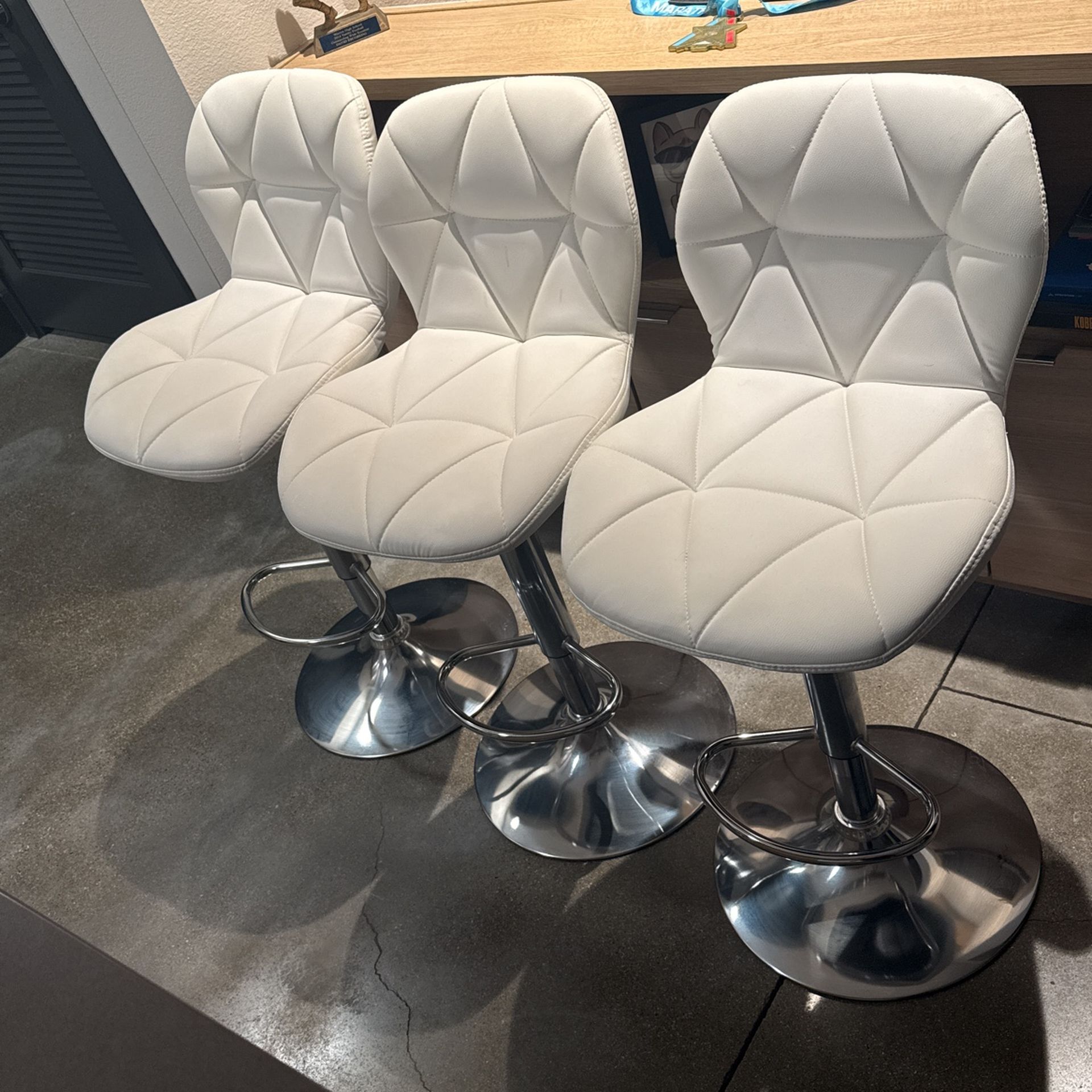 4 White barstools