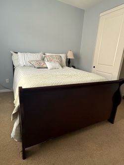 Beautiful Queen Sleigh Bed, Dresser and Mattress