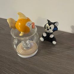 Disney extremely rare salt pepper shakes only 350 produced. Highly collectible