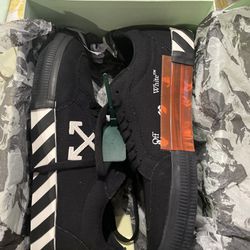 Off White Vulc Low Canvas Black And White