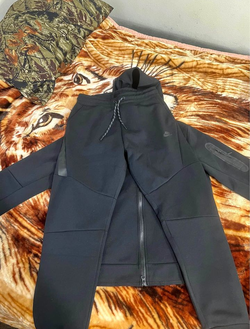 Black Nike Tech Fleece