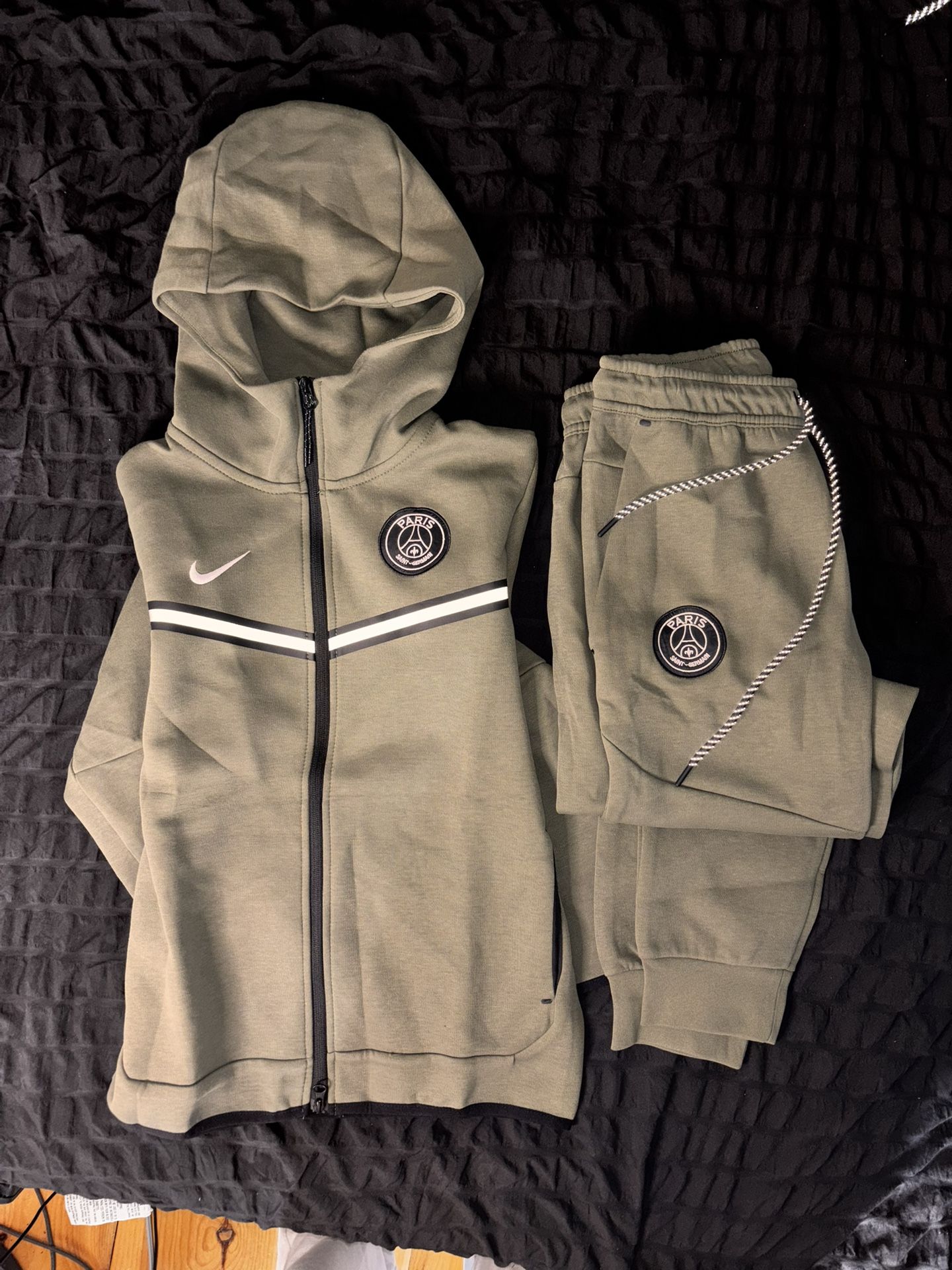 Nike Tech Fleece Set – Olive Green (Reflective Details, Size Medium)