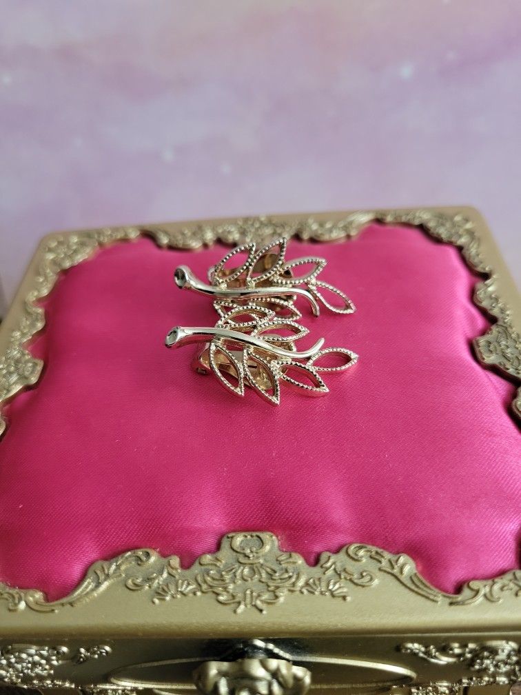 Vintage Filigree Leaf Clip-on Earrings Goldtone 1.25" F8