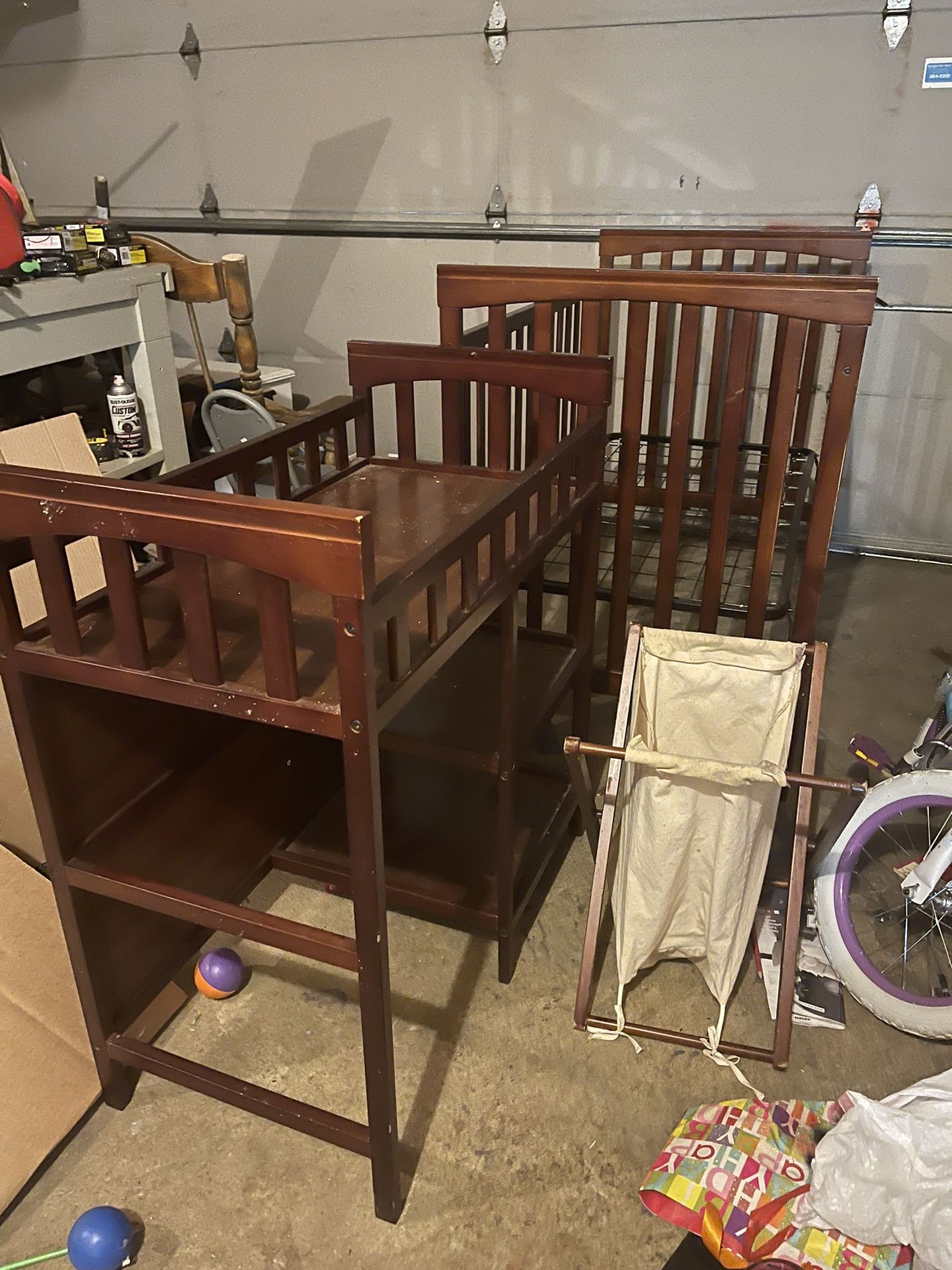 Convertible Crib, Changing Table And Clothes Bag.