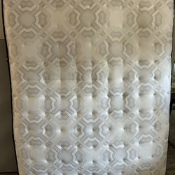 Queen Size Sealy PosturPedic Mattress 