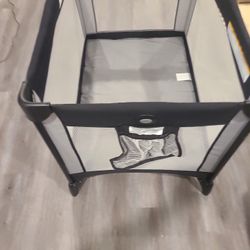 Graco Pack-N-Play With Carrier