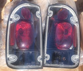 01-04 Tacoma (Toyota) Taillights Assembly