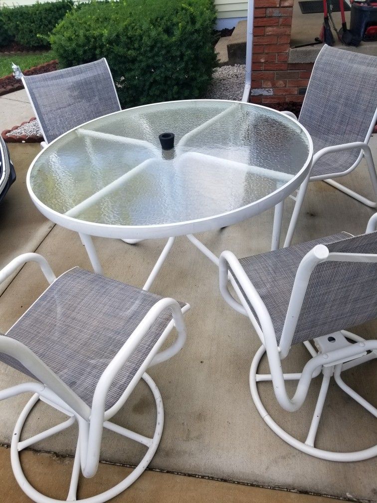 Patio Set of 5 With Solar Humbrela and extra Chair