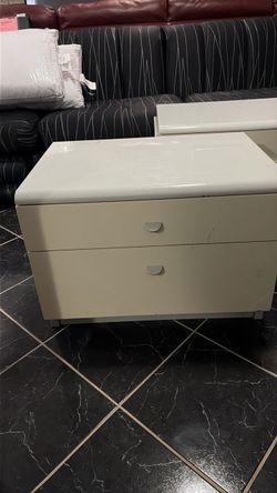 Lacquered Wood 2-drawer nightstand