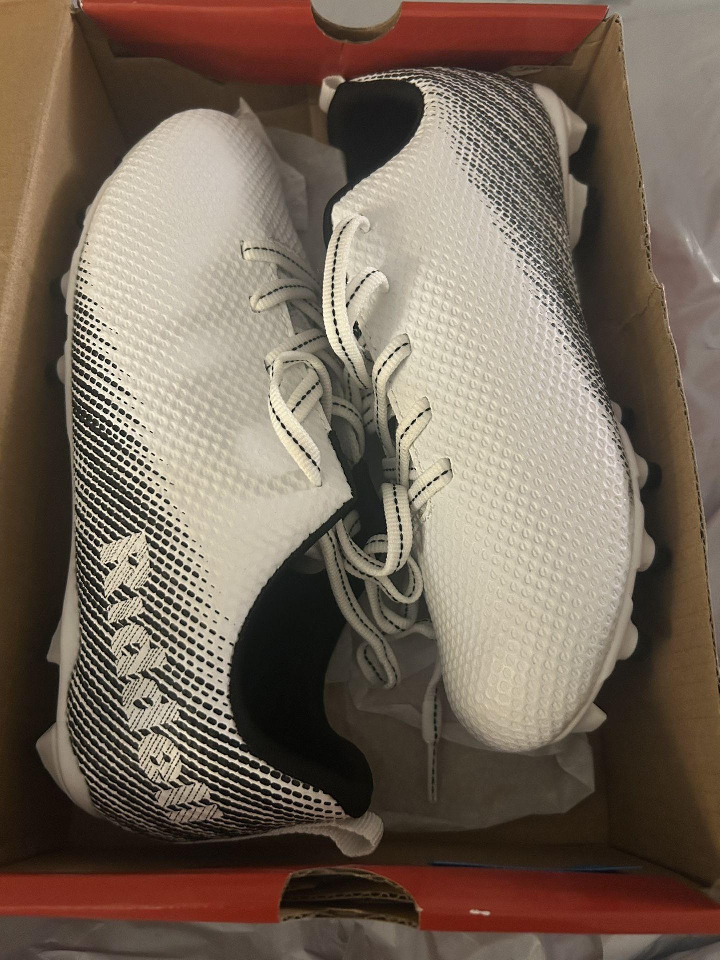 Riddell Endzone Low White and black 4y Football cleats.