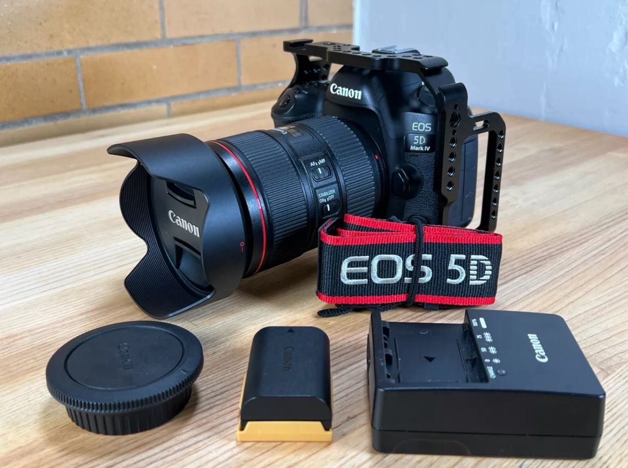 Canon EOS 5D Mark IV 30.4MP Digital SLR c Camera with EF 24-105mm f/4L IS Lens