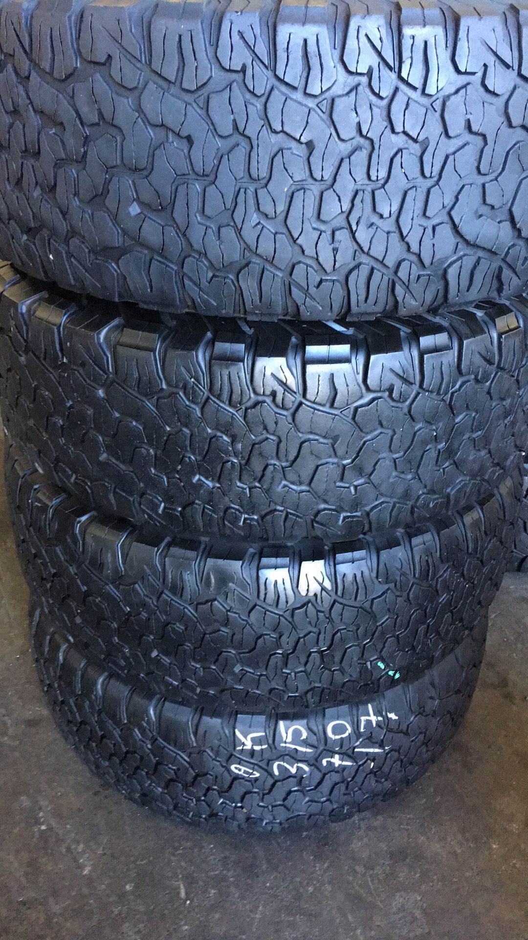 315/70/17 Bfgoodrich All Terrain Ko2