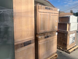 Kitchen Cabinets, not a full set. Perfect for small Kitchen area. $80-$150