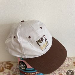 • Hat Design: It features a color-blocking design, with the crown in white (or light beige) and the brim and top ventilation holes in dark brown. • Em