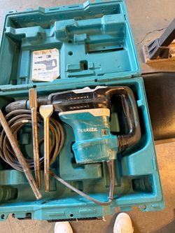 Makita AVT Rotary Hammer with Case and Chisels