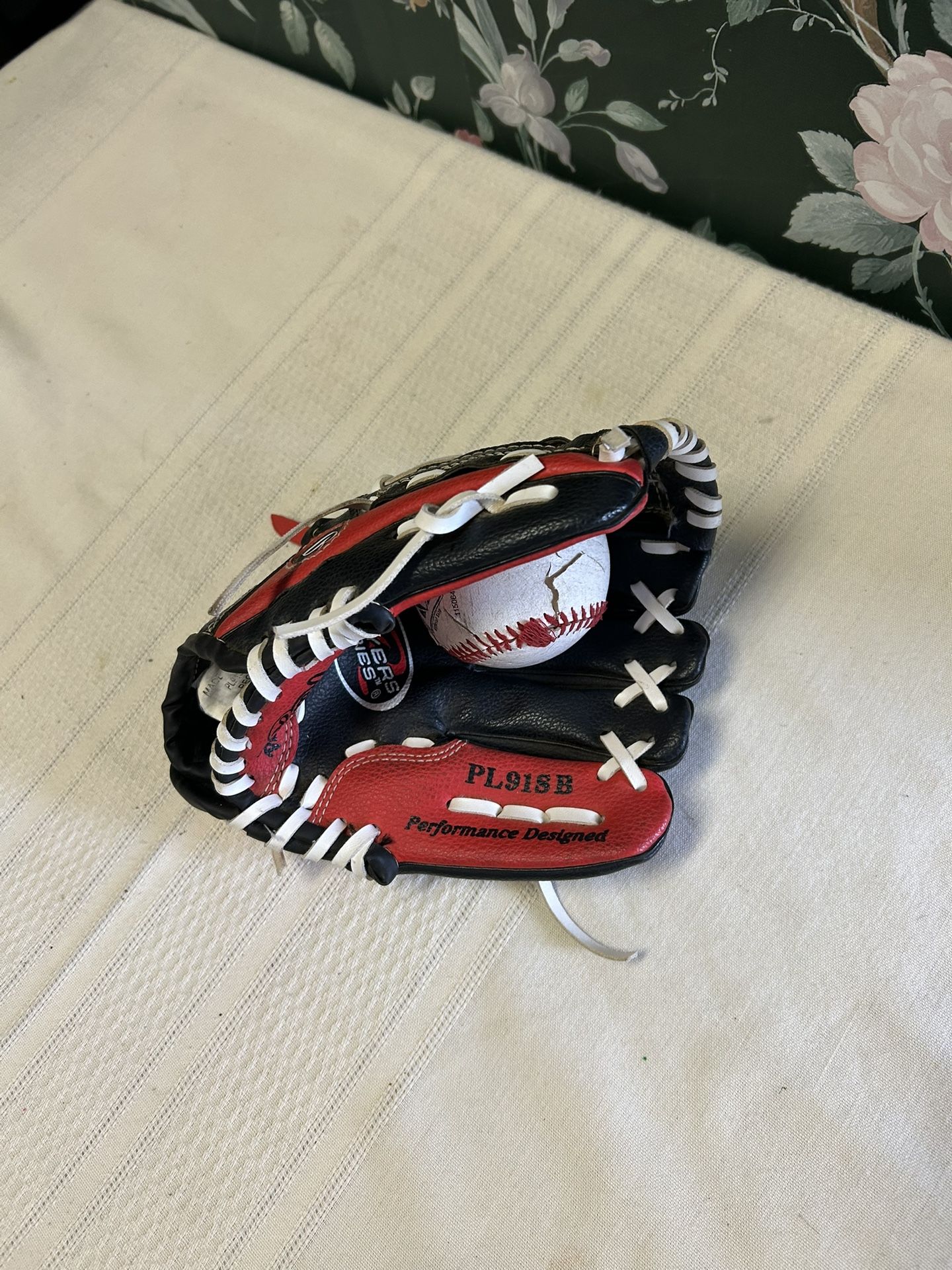 Rawlings Players Series 9-inch baseball/softball glove with a soft core ball.