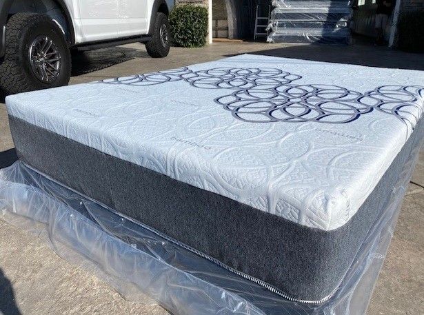 Cal King Bamboo Cool Gel Memory Foam!!