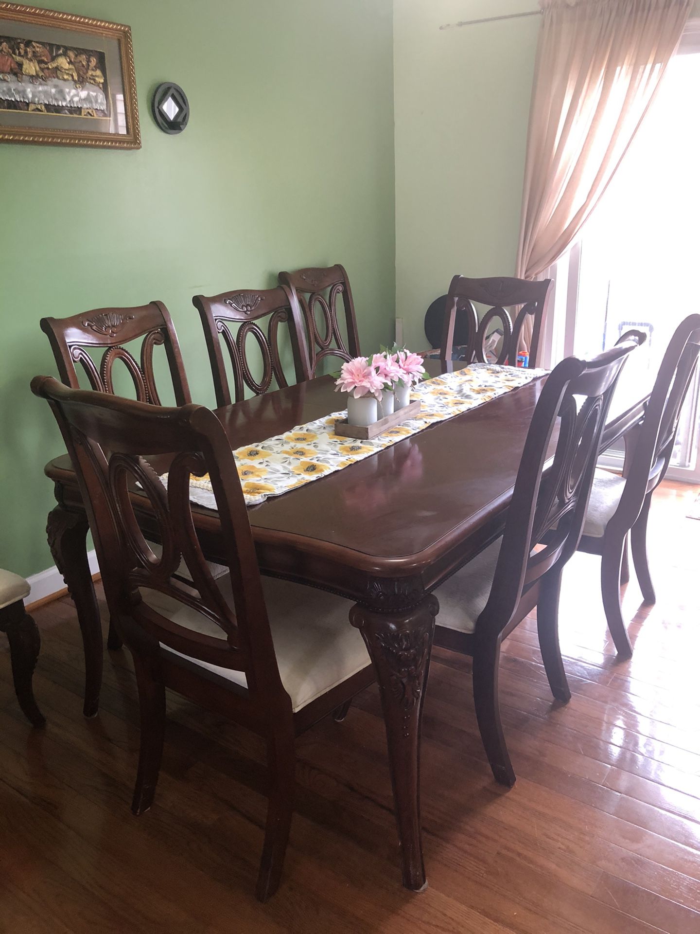 This a nice dinning table set of 8. It comes with 8 chair and a middle extension to sit 6 or 8 people, cherry color. Along with it there is a matchin