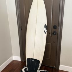 5’11” Sharp Eye Surfboard, With New Fins, Stop Pad And Leash 