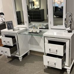 🎀Tamsin Silver-Gray Metallic Vanity Dresser With Mirror
Homelegance