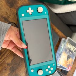 Nintendo Switch Lite + 5 GAMES