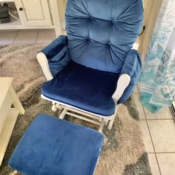 Like New Heritage Glider With Ottoman 