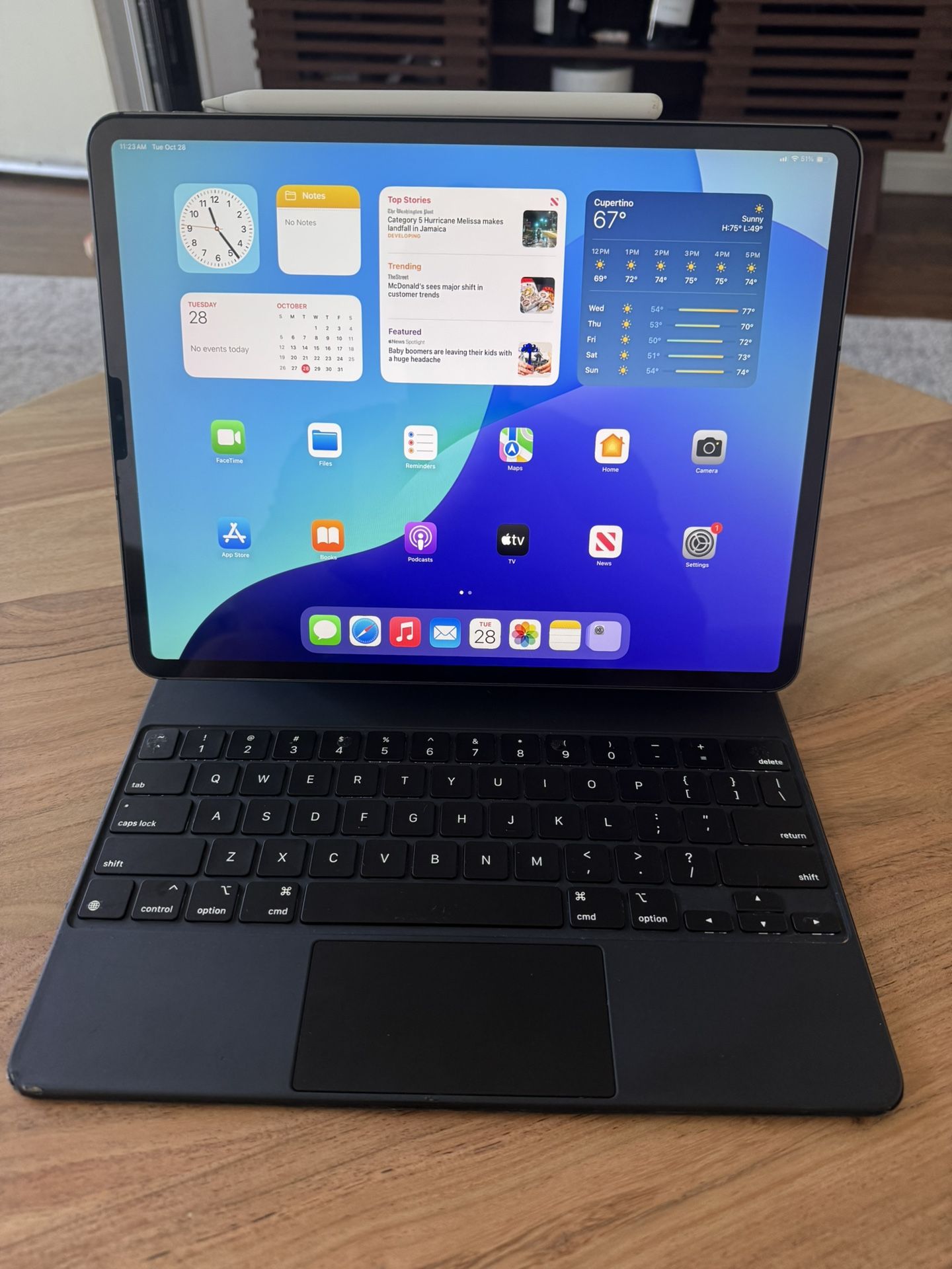 Like New iPad Pro 12.9 In 4th Gen 256gb (cellular) With Apple Pencil 2nd Gen And Apple Magic Keyboard.