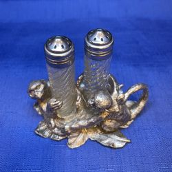Adorable Arthur Court monkey salt/pepper shakers