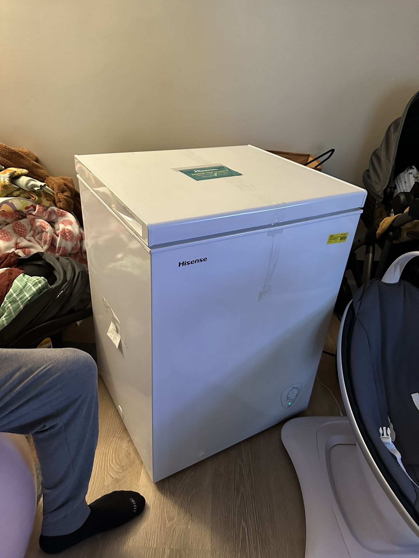 Free Deep Freezer (TURNS ON BUT DOESNT FREEZE) for Sale in Orange, CA