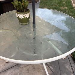 White iron and glass patio set