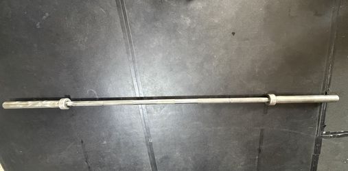 Weightlifting barbell
