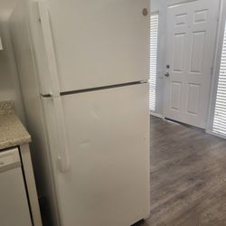 GE Refrigerator, 16 6cu.