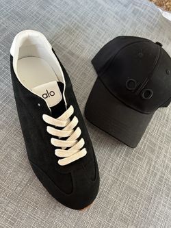 Zapatos talla 12 de hombre y gorra