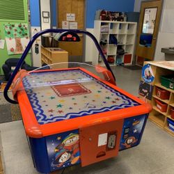 Air hockey table