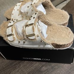 Fashion Nova Kids fur Sandals Size 5