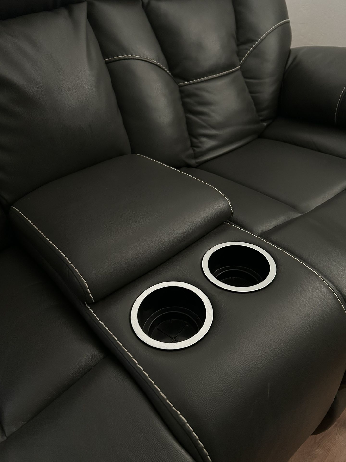 Modern Black Leather Reclining Loveseat with Cup Holders – Excellent Condition