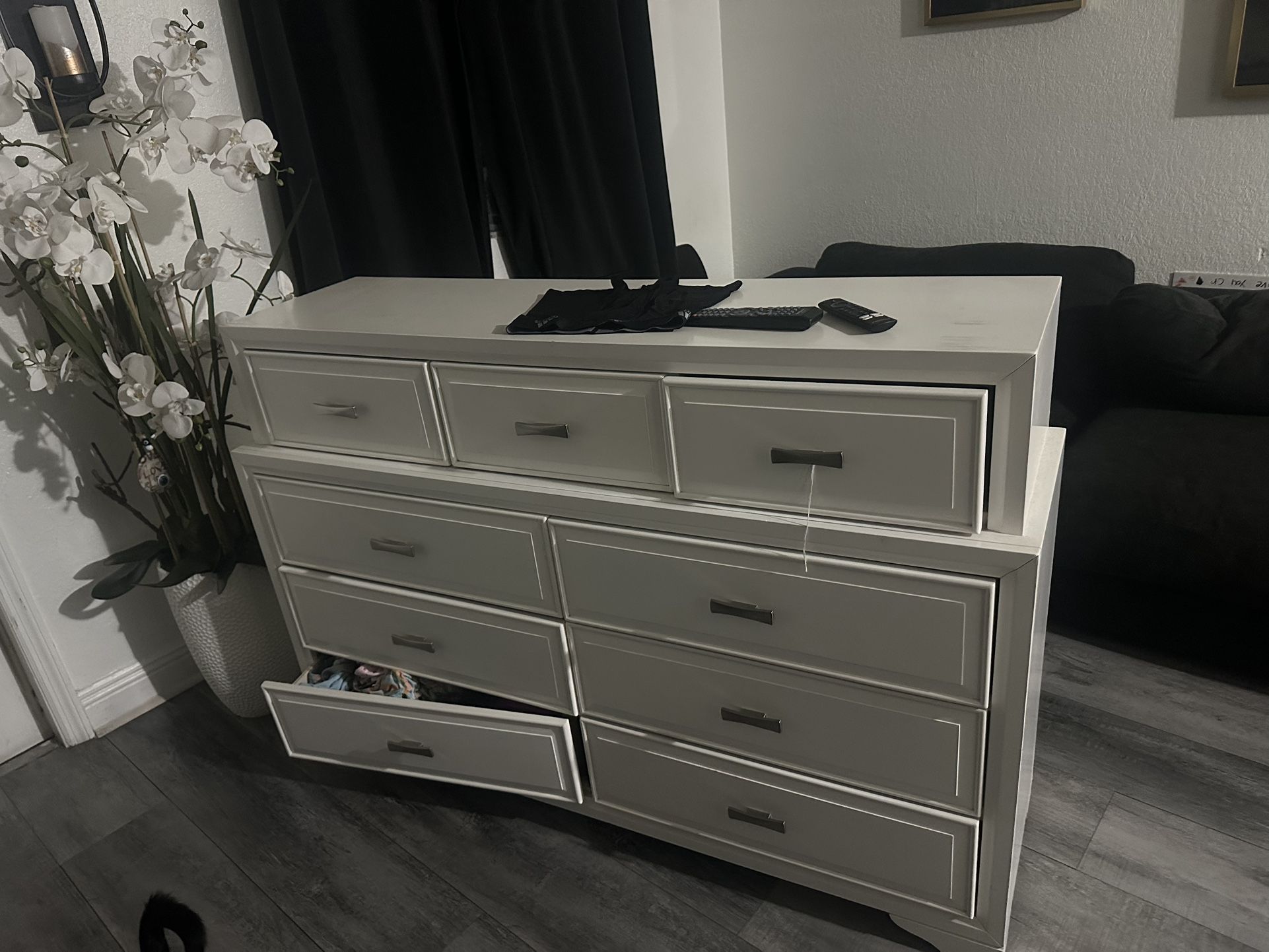 Dresser White 4.5’ x 3.5’ 9 drawers
