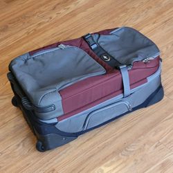 Eagle Creek Tarmac ES22 22" Carry-On Wheeled Rolling Suitcase Luggage. 
Pre-owned, very good shape, please see photos for details.
Weight 8lb plus shi