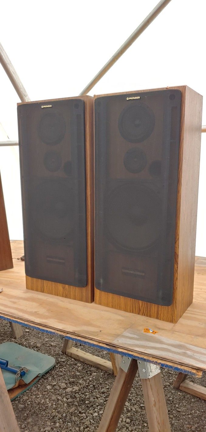 PAIR of VINTAGE PIONEER CS-M555, 3 WAY TOWER SPEAKER SYSTEMS, 150 WATTS, VERY GOOD SOUND AND IN GREAT WORKING CONDITION