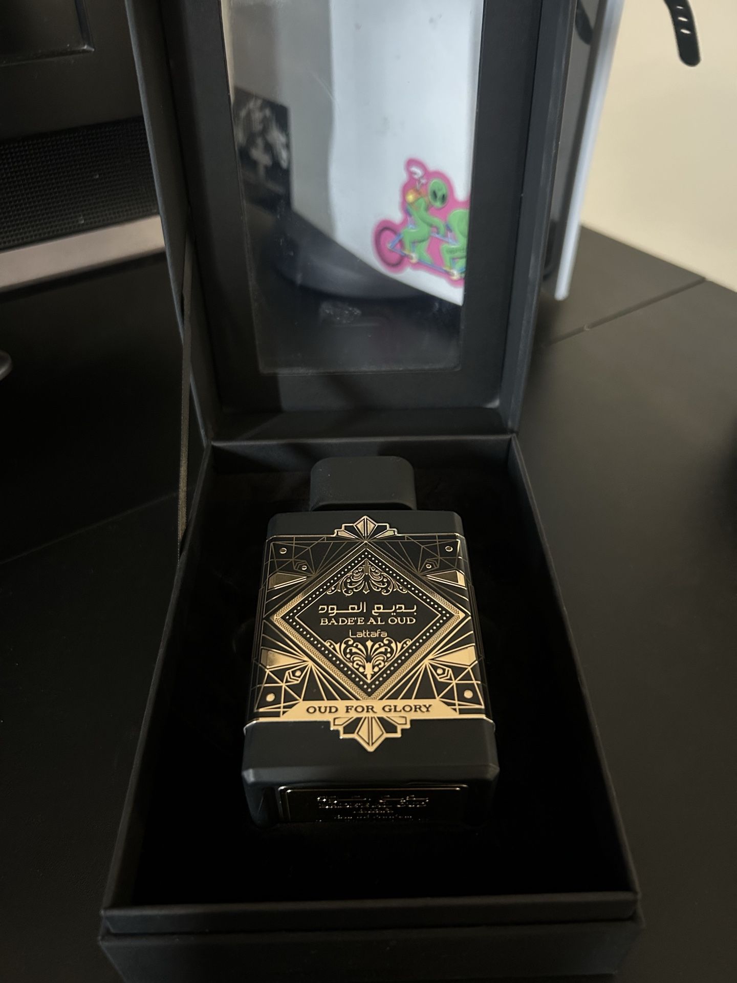 men’s black/gold cologne