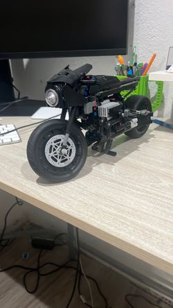 THE BATMAN – BATCYCLE retired Lego set.