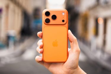 iPhone-17 pro max orange