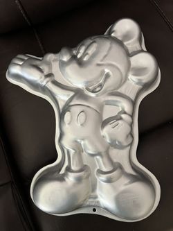 12 Wilton Cake Pans Some Have Never Been Opened Disney Sesame Street And Holidays