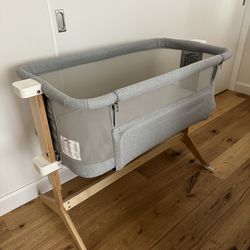 Newton bedside baby bassinet + extra sheets all brand NEW